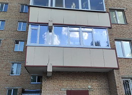 Остекление нестандартного проема пластиковыми рамами на 2-м этаже дома 17 по ул.Гагарина г.Нижнекамск. Стеклопакеты с защитой от УФ-лучей